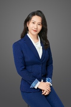 穿著藍(lán)色西裝的人描述已自動(dòng)生成